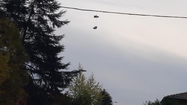 Shoefiti in piazza a San Michele Tiorre: spaccio o scherzo (di cattivo gusto)?