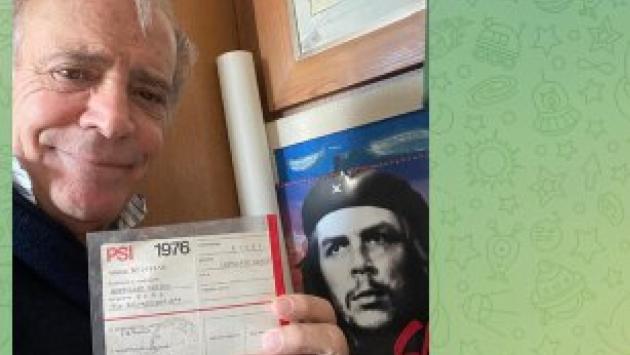 Enrico Montesano con la maglia della X Mas a "Ballando con le stelle" . La Rai lo sospende