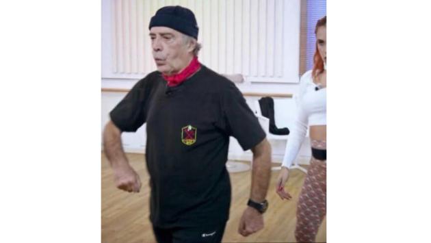 E oltre la maglietta "incriminata"  Montesano ha fatto il saluto romano alle prove 