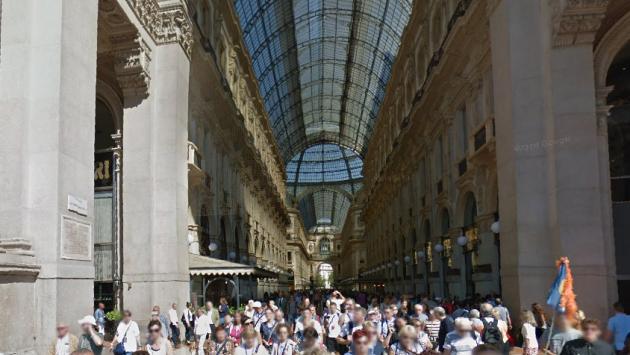 Gira un video in Galleria Vittorio Emanuele a Milano con un pitone reale, rapper denunciato