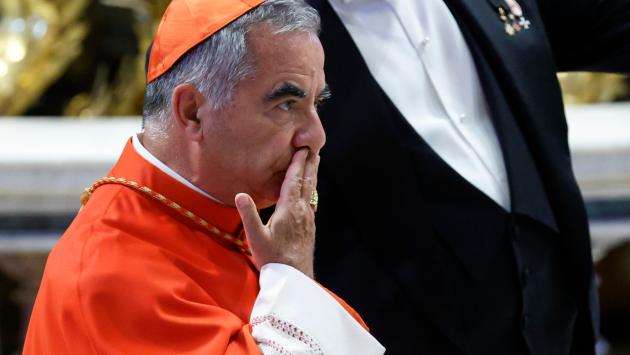 Il cardinale Becciu in chat: "Il Papa vuole la mia morte"