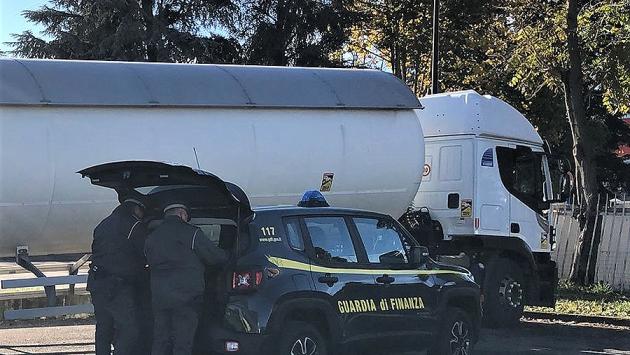 Controlli ai distributori di carburanti, sanzioni per irregolarità in materia di comunicazione dei prezzi praticati alla pompa