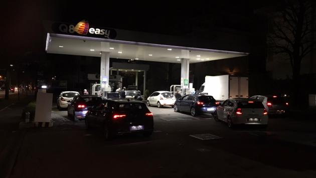 Benzina più cara da mezzanotte: code alle pompe di benzina parmigiane
