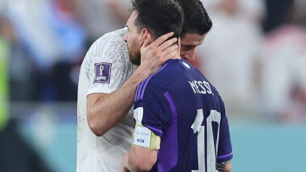 Messi: la scommessa in campo (vinta) con Szczesny, poi rifiuta la stretta di mano di Lewandowski (e si chiarisce)