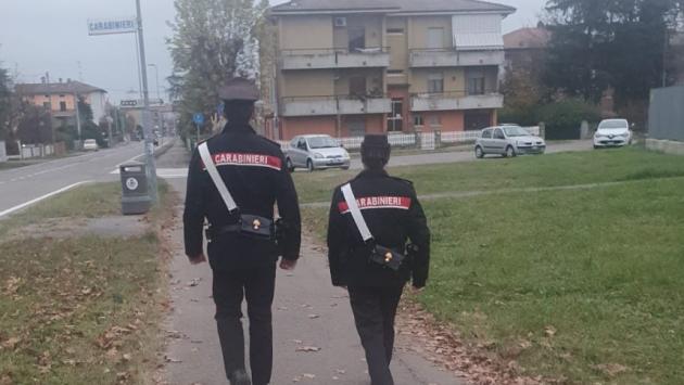 Divieto di avvicinamento e domiciliari non bastano, 300 messaggi e 400 telefonate in 15 giorni alla ex: arrestato 64 a Reggio