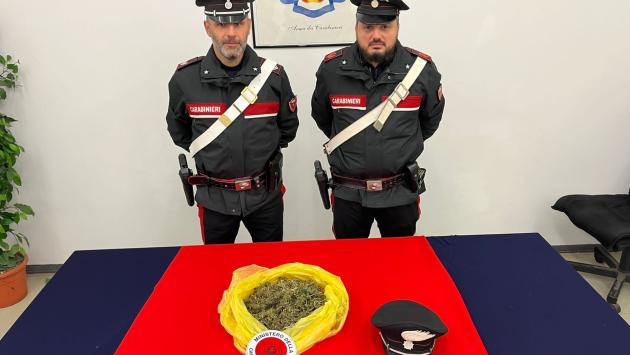 Arrestato mentre gira in bici con la droga nello zaino