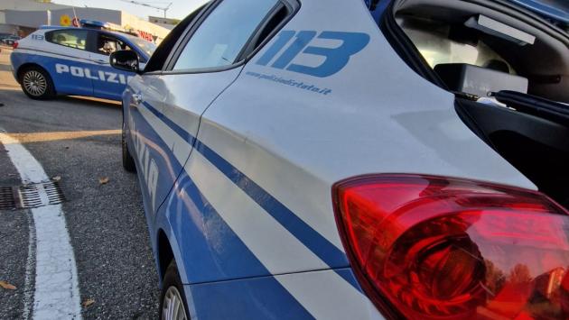 Cerca di rubare il venditore di cassa e aggredisce un venditore ambulante. Denunciato 60enne