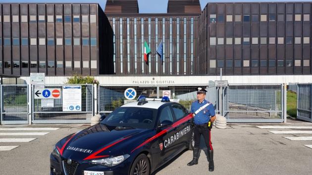 Picchia e minaccia l'ex compagna invalida a Quattro Castella: divieto di avvicinamento per un 55 enne