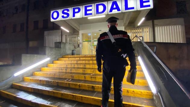 Prende a cinghiate una coppia fuori da un locale, denunciato