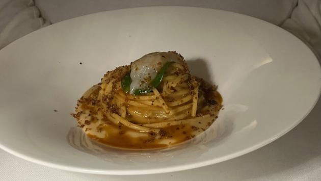 Spaghetti, ricci di mare, sedano rapa, foglia d'ostrica