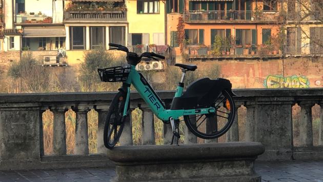 Un monopattino nel greto della Parma e una bici elettrica su una panchina del Lungoparma: le solite scene di ordinario vandalismo