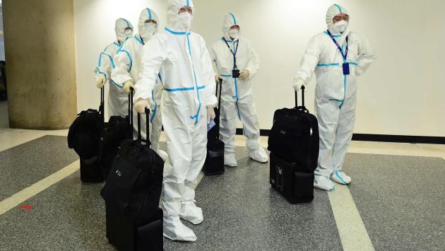 Tamponi obbligatori per chi arriva dalla Cina: atterrato il primo volo a Fiumicino, iniziati i controlli 