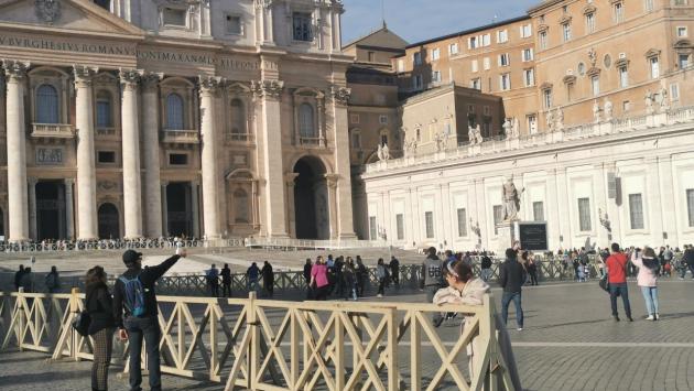 Piazza San Pietro gremita: il mondo si ferma per la morte del Papa emerito