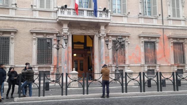 Ambientalisti imbrattano la facciata del Senato, fermati 