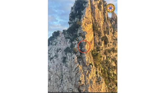Scalatori bloccati sulla parete di un faraglione a Capri: salvati dal Soccorso Alpino