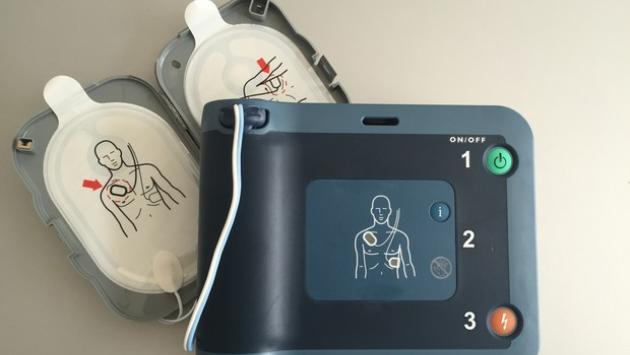 Piacenza, arresto cardiaco in banca, salvato col defibrillatore