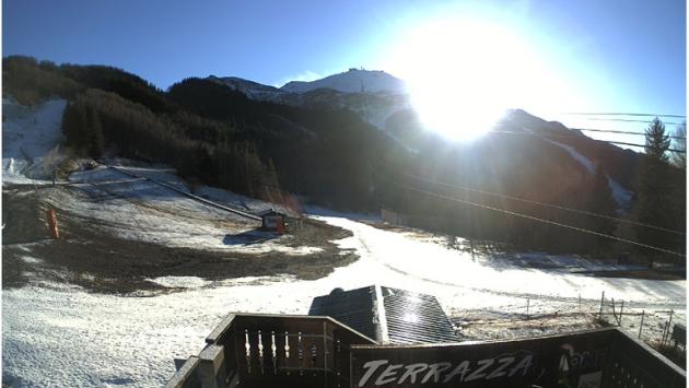 Fiocchi di neve sull'Appennino modenese dopo il secco 