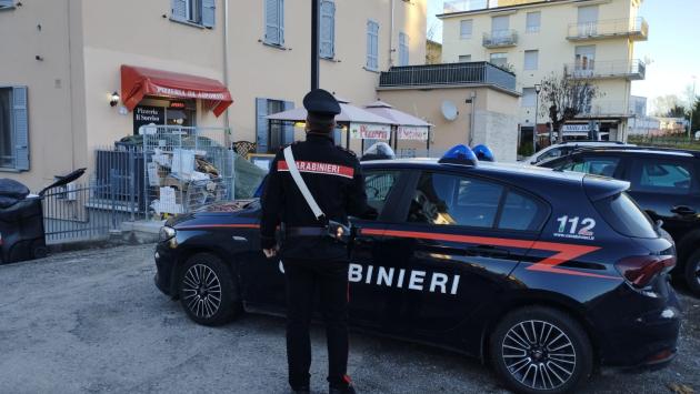 Ladro di borselli al bar incastrato dalla tuta da lavoro