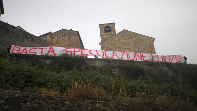 Torrechiara, almeno 200 alla manifestazione contro la costruzione del prosciuttificio nella piana del castello