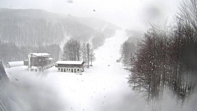 Appennino, torna la neve: Pratospilla imbiancata, 10 centimetri al passo delle Radici
