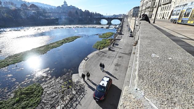 Gli lanciano addosso una bici dai Murazzi a Torino, 23enne in prognosi riservata