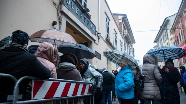questura - in fila per il passaporto