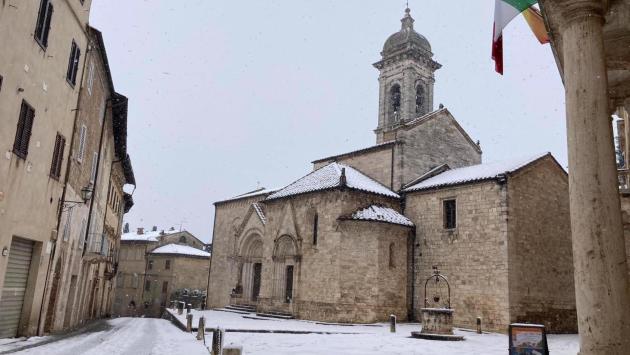 Siena, la neve blocca l'ambulanza:  il bimbo nasce in casa grazie ai consigli al telefono dell'ostetrica