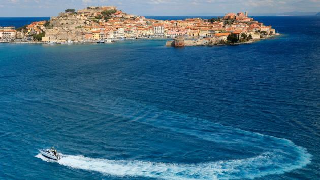 Traghetto in avaria urta molo a Portoferraio, tre feriti 