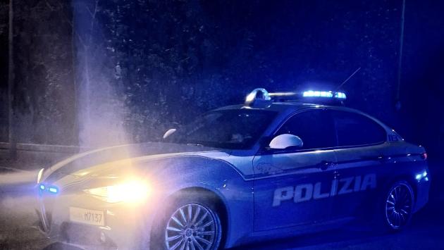 Si barrica in casa con i genitori, cerca di accoltellare gli agenti della polizia e tenta la fuga: arrestato 27enne