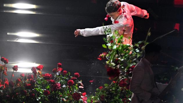 Blanco non si sente in cuffia e sfascia le fiorierie sul palco di Sanremo. Sommerso di fischi - Foto