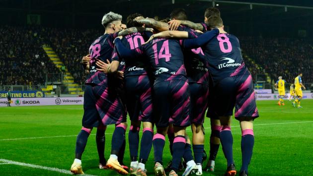 Partita superba e senza respiro, impresa del Parma: in nove vince a Frosinone  4-3