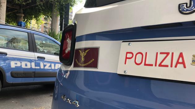 Sfonda i vetri dell'auto della Polfer e lotta con gli agenti: 30enne straniero arrestato e condannato a due anni 