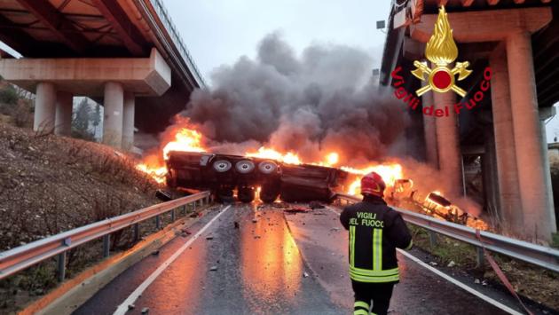 Tir giu' da viadotto, morto l'autista, chiuso tratto A1 