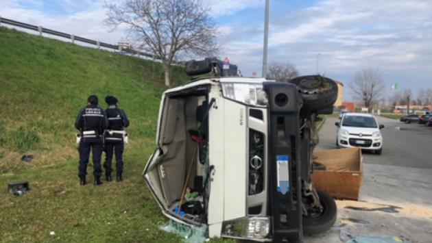 Paura in strada Baganzola, furgone precipita dal viadotto:  il conducente ferito è un 47enne  di Noceto