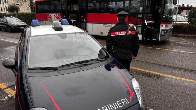 Dopo la scuola vandalizza autobus tagliando le cinture di sicurezza: denunciato dai carabinieri