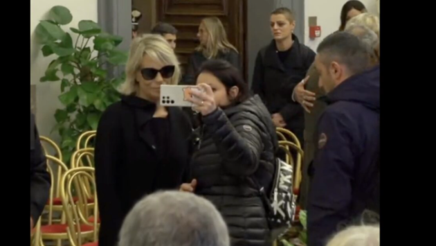 Maria De Filippi e i selfie in camera ardente: continua la polemica 