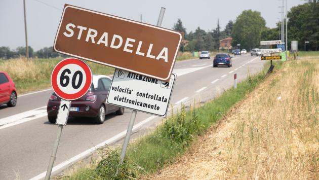 Cede un tubo dell'acqua a Stradella di Collecchio: operai al lavoro