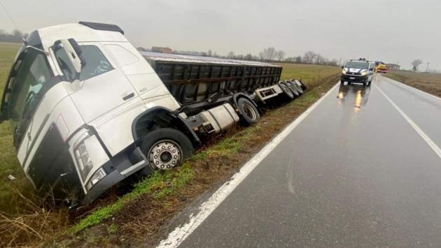 Tir finisce in un canale tra Diolo e Ragazzola