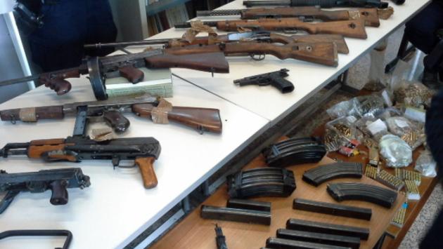 Trovato l'arsenale del narcos, 53 armi e migliaia di munizioni