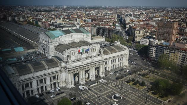 Passanti accoltellatu per rapina a Milano. Preso un uomo
