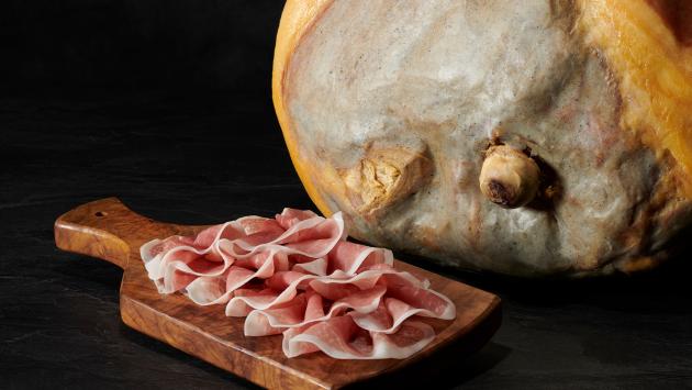 Prosciutto di Parma, c'è il nuovo disciplinare: più stagionatura, meno sale e cosce più pesanti