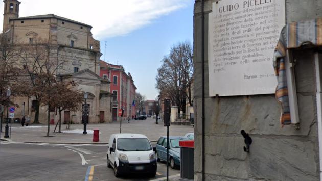 Bruciata una corona di fiori sotto la lapide di Guido Picelli
