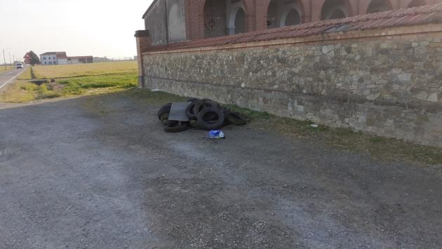 Castione Marchesi alle prese con la "stolidità": i copertoni abbandonati davanti al cimitero - Video