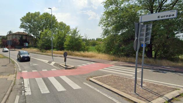 Si trova davanti un gruppo di persone in strada: auto contro un palo in viale Europa, un ferito
