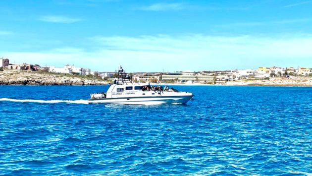"Alarm Phone", barcone con 47 migranti alla deriva da Libia