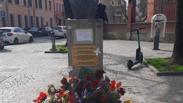Un fiore per Guido Picelli dopo l'oltraggio di mercoledì
