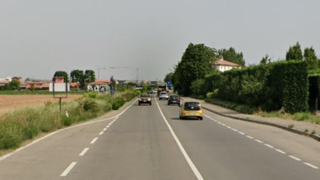 Tamponamento tra due auto: traffico in tilt in via Traversetolo