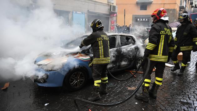 Napoli, scontri tra i tifosi dell'Eintracht e del Napoli: è guerriglia nel centro della città