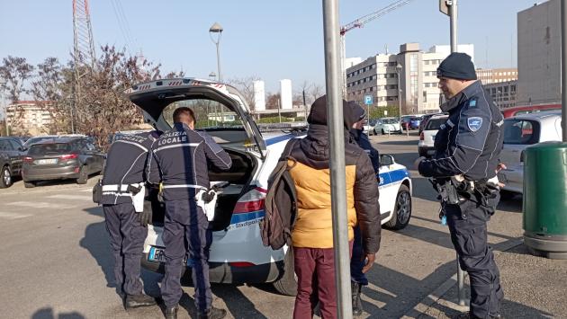 Viene fermato dalla polizia locale perché era ubriaco. Ma non doveva essere in Italia: sarà espulso