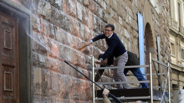 Attivisti ambientalisti di "Ultima generazione" a Firenze: imbrattato Palazzo Vecchio